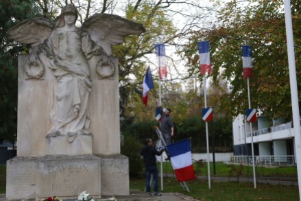 Serge-Philippe-Lecourt-2015-11-11-Bayeux-monument-aux-morts-15