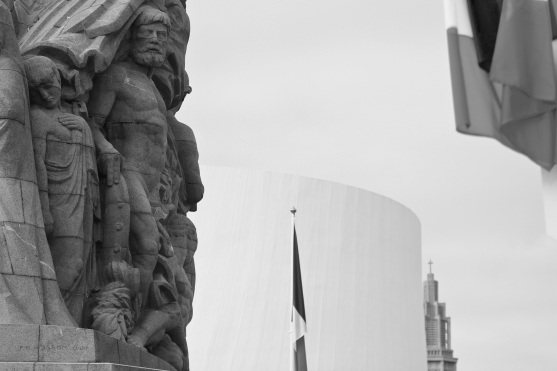 Le monument aux morts réalisé par Pierre-Marie POISSON et le Volcan Niemeyer en fond
